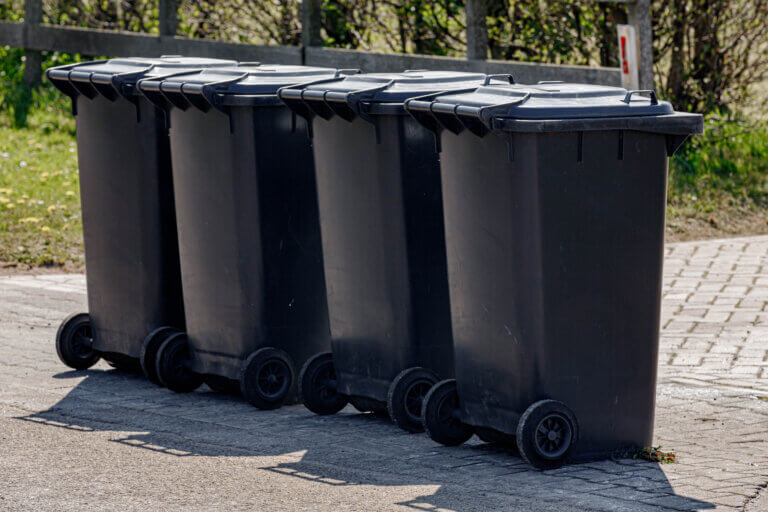 Verdis hämtar trasiga sopkärl och kör dem till närmaste återvinningsanläggning. Verdis hämtar trasiga sopkärl och kör dem till närmaste återvinningsanläggning.